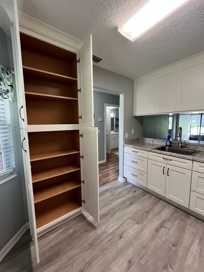 Building Photo - Kings Colony 2 / 2 bath with Florida room!