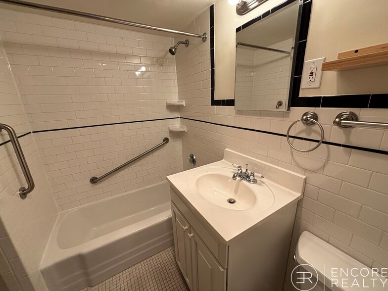 Building Photo - 101 Monmouth St