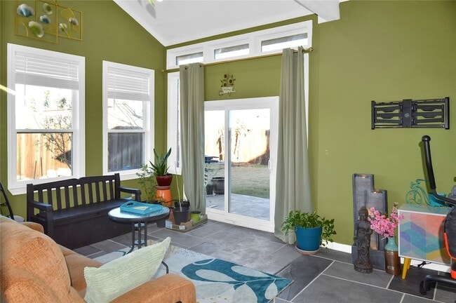 Building Photo - 10018 Farmland Dr