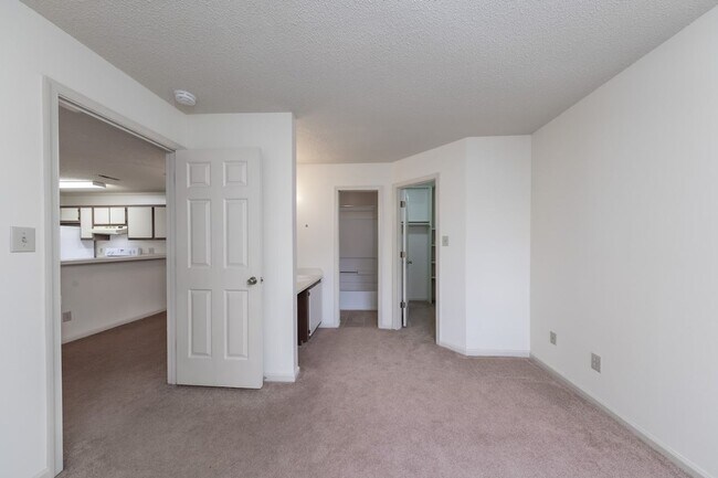 Building Photo - Prime Location!