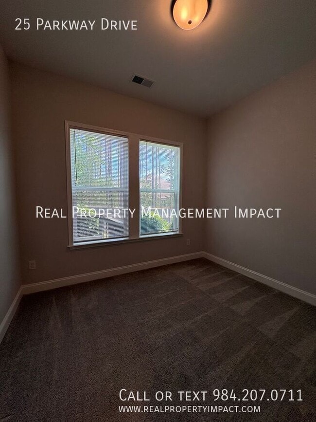 Building Photo - 25 Parkway Dr