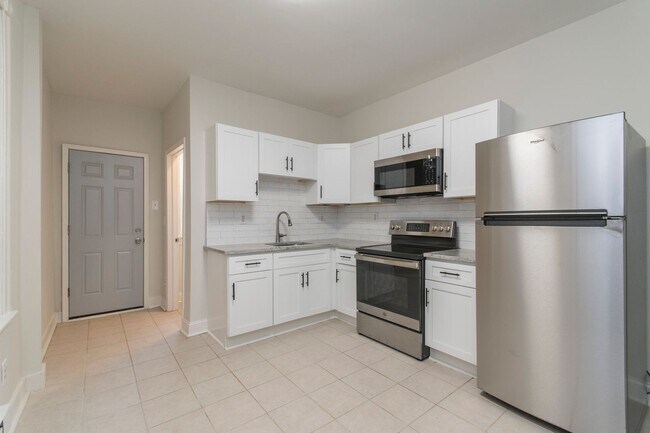 Building Photo - Beautiful 3-Bed/1.5 Bath Home Located in N...
