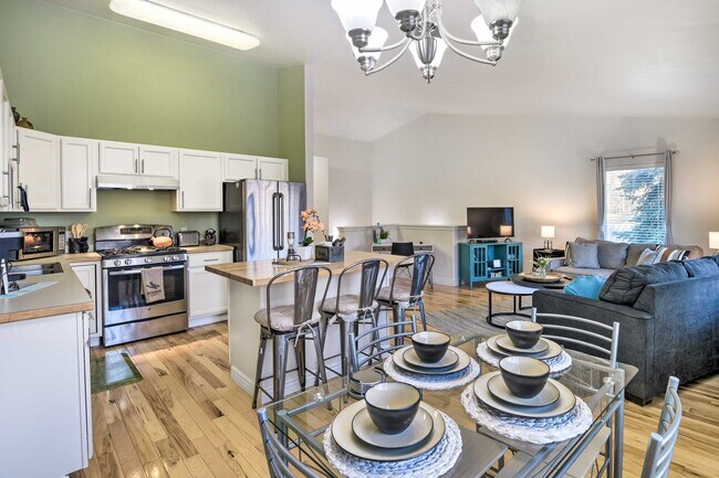 Building Photo - 2432 Glacier St