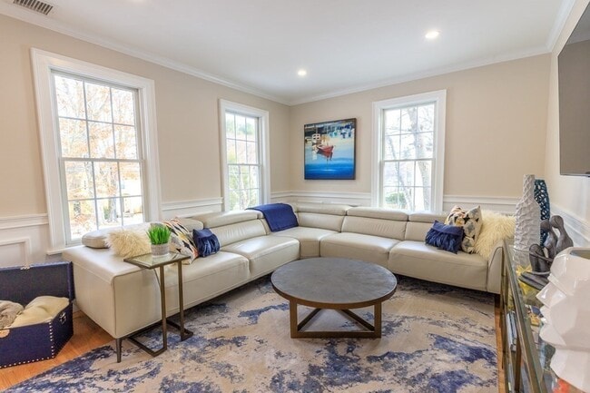 Building Photo - 58 Walnut St