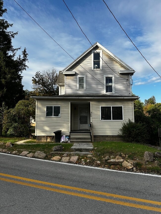 Primary Photo - 829 Stewart St