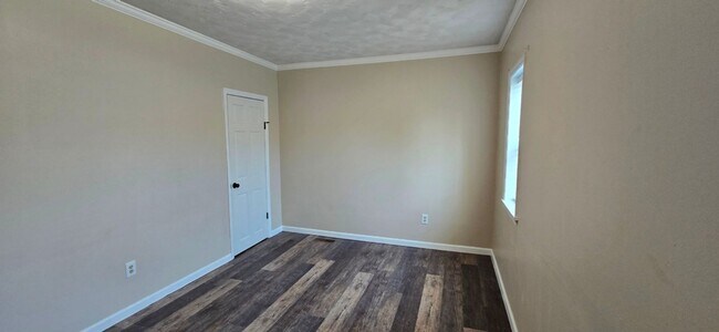 Building Photo - Newly Remodeled House for Rent in Shrewsbury!