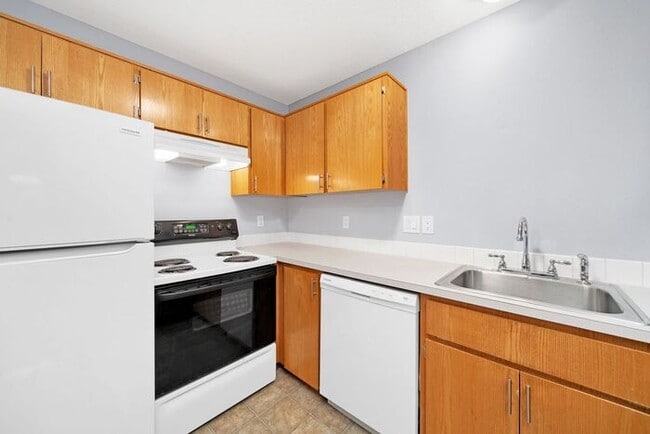 Building Photo - Big 2 bedroom townhouse. Minutes to Portland!!!!