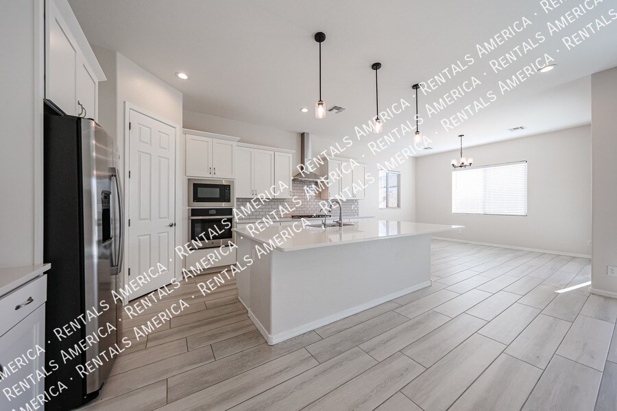 Building Photo - 4815 W Capistrano Ave