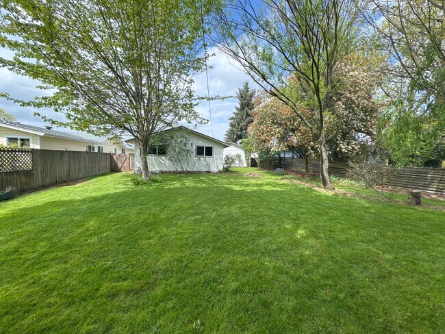 Building Photo - Peaceful Albany Home with Private Yard