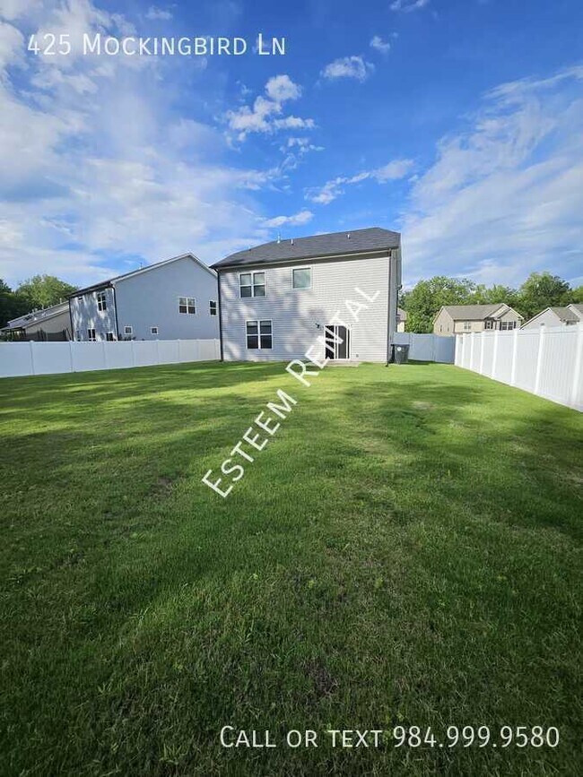 Building Photo - 425 Mockingbird Ln