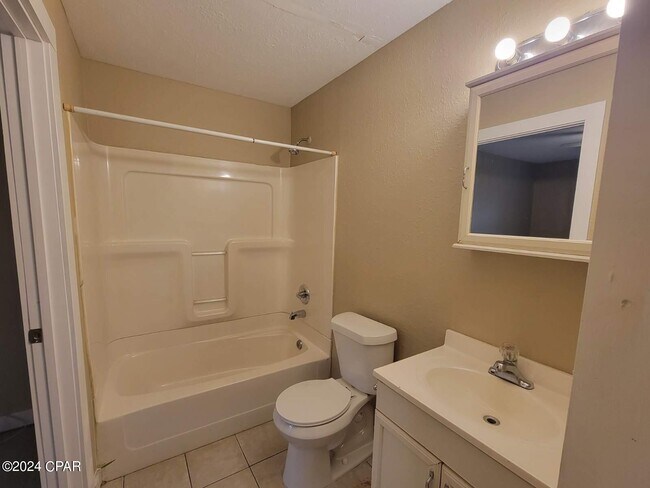 Building Photo - 1710 Chestnut Ave