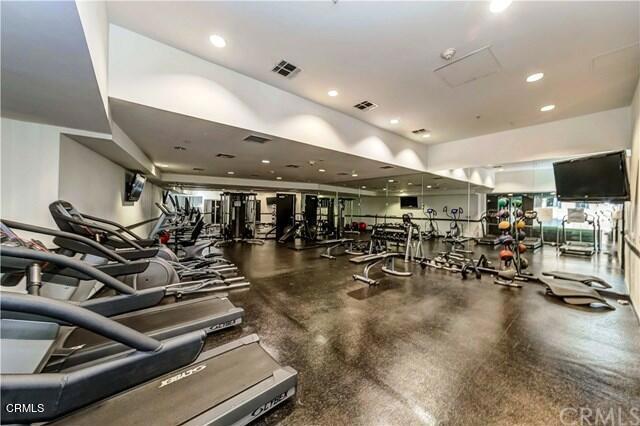 Building Photo - 655 S Hope St