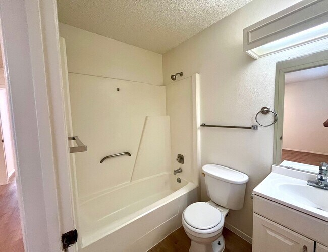 Building Photo - Charming 3/2 in Pipers Meadow  ~  *NO HOA*...