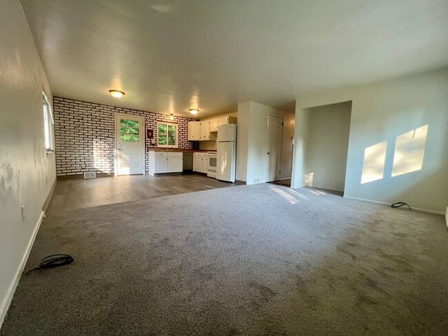 Building Photo - Incredible 3 Bedroom House in Quaint Plum Neighborhood! CALL TODAY!