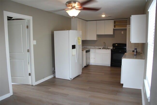 Building Photo - 5400 Sheldon St