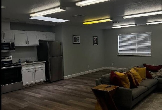 Building Photo - 300 Myer Dr