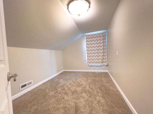 Building Photo - Country living 5 bed w/RV parking and 3 car garage!