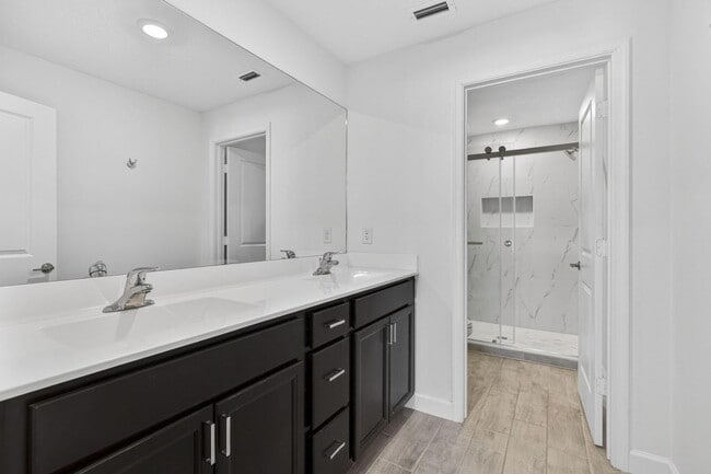 Building Photo - 4408 Hemlock Dr