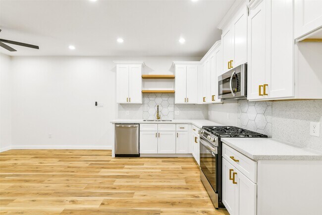 Building Photo - 6103 Cavalier St
