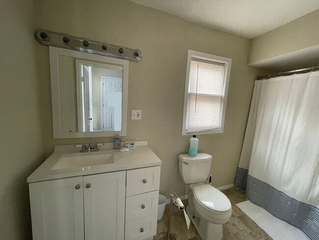 Building Photo - Downtown Crawfordsville Home