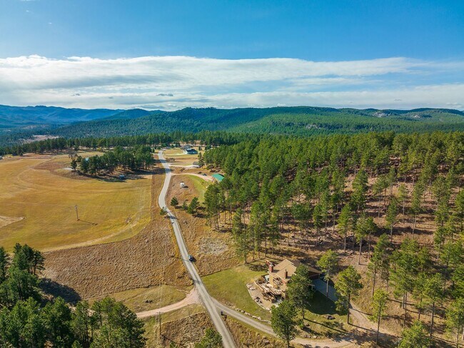 Building Photo - Fully furnished Rental