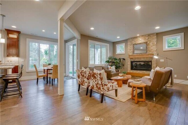 Building Photo - Beautiful 5 Bedroom 4 Bathroom Home in Lake Forest Park!