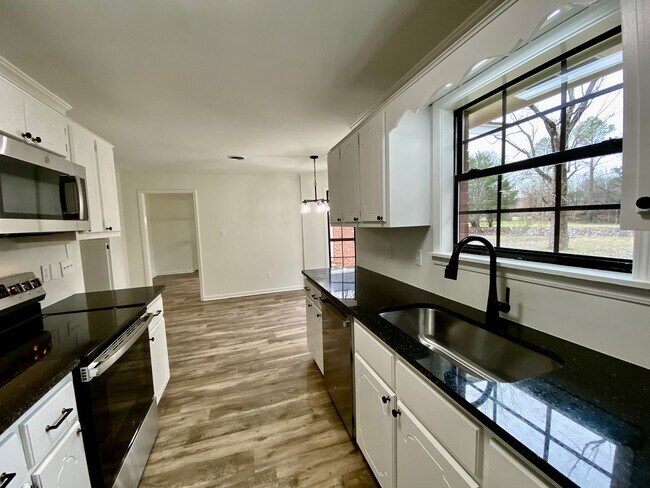 Building Photo - 2102 Fillmore Dr