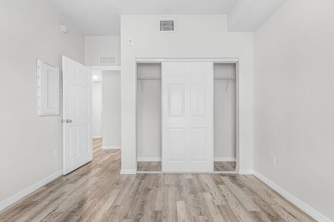 Building Photo - 2771 Royal Palm Ave