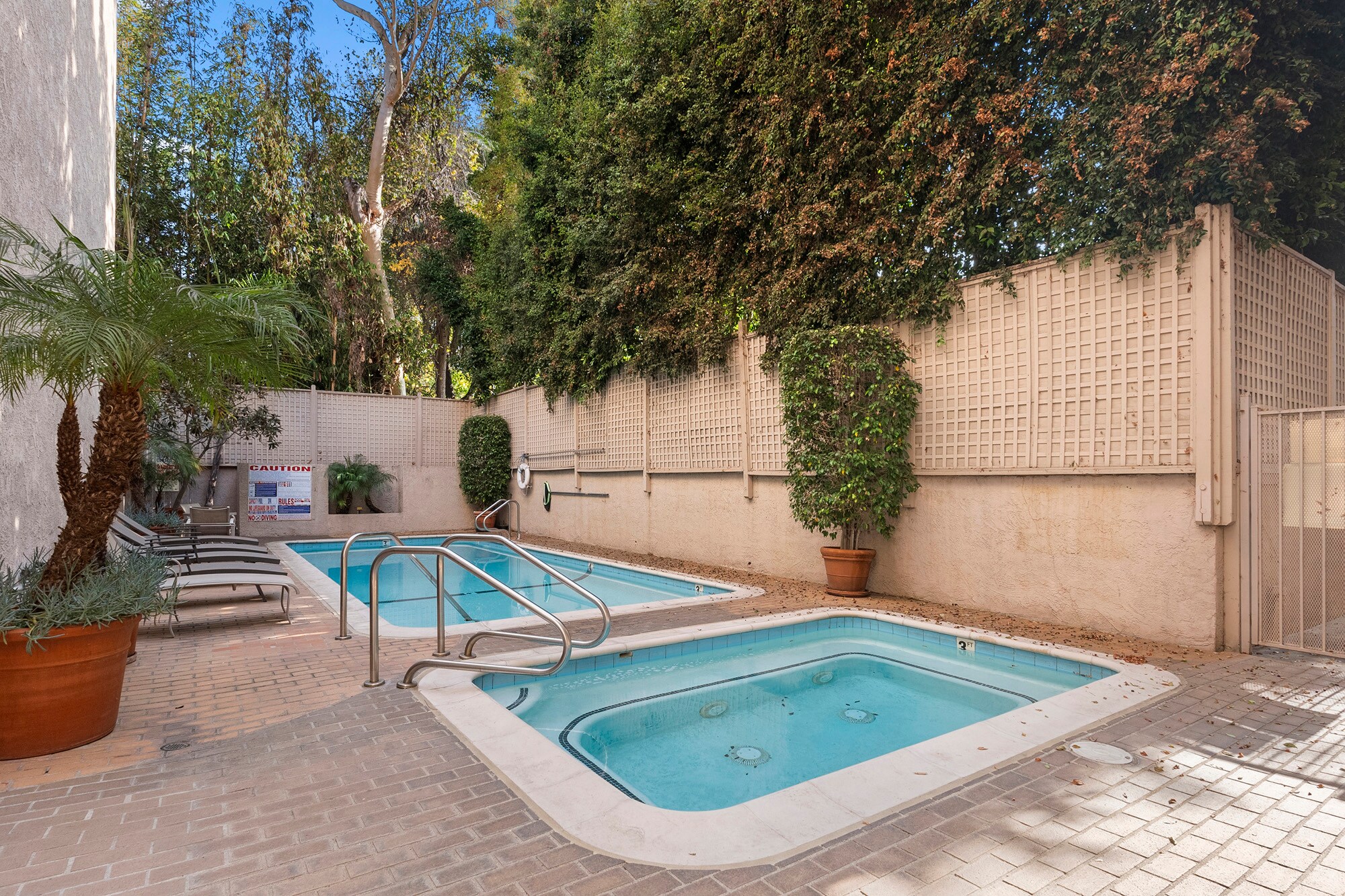 Building Photo - 1520 S Beverly Glen Blvd