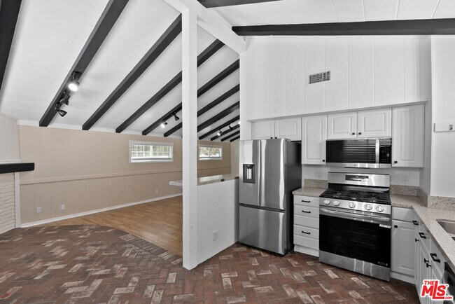 Building Photo - 5541 Fallbrook Ave