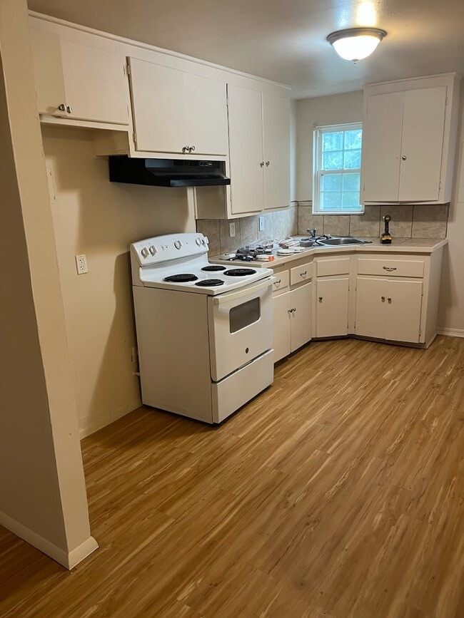 Building Photo - 1600 Breckenridge Dr