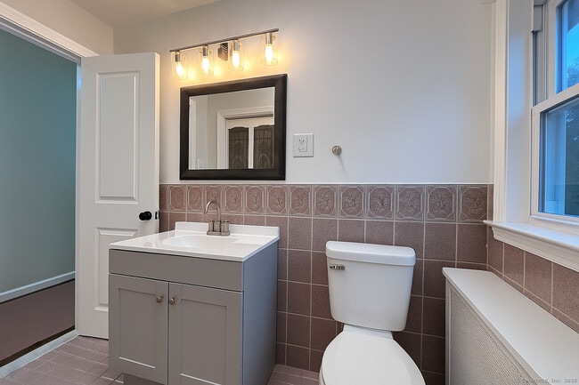 Building Photo - 736 Howe Ave