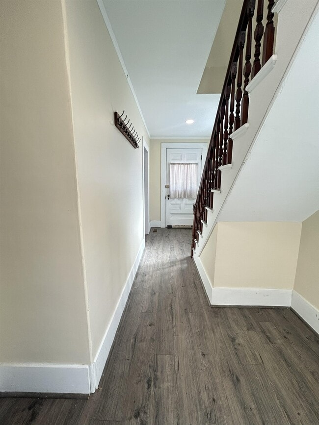 Building Photo - 565 White Mountain Hwy