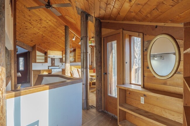 Building Photo - Cozy 2 Bedroom, 1 Bath, With a great Location!