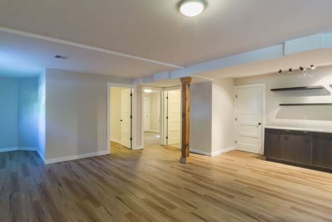 Building Photo - 6bd/3.75ba Seattle Home