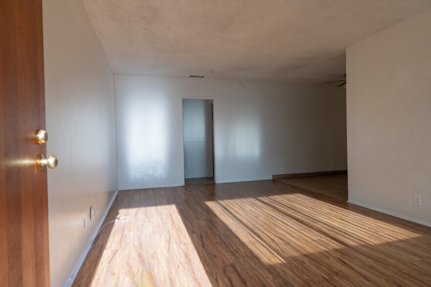 Building Photo - 234 E Tamarack Ave
