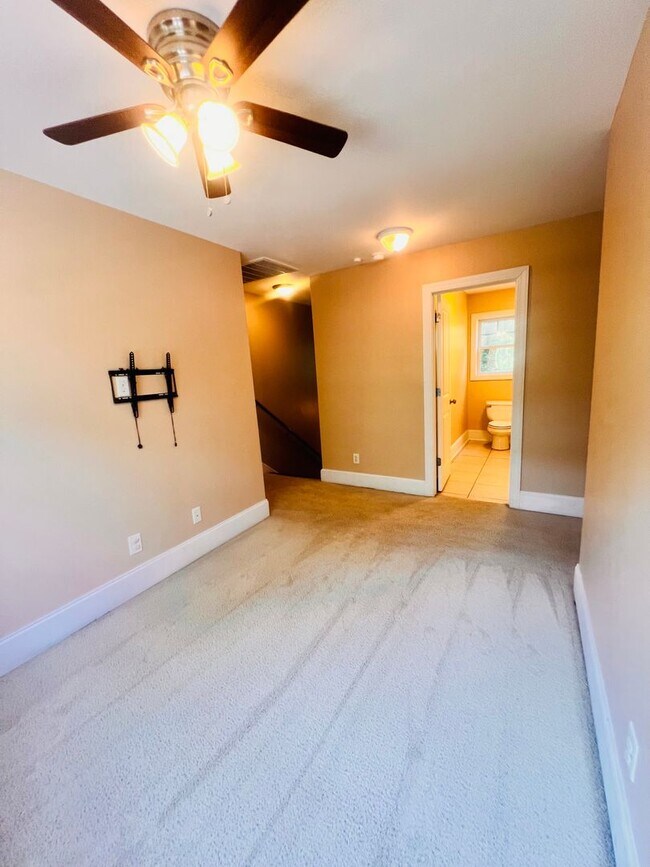 Building Photo - Tucked Away 3 Bedroom Gem on Private Road ...