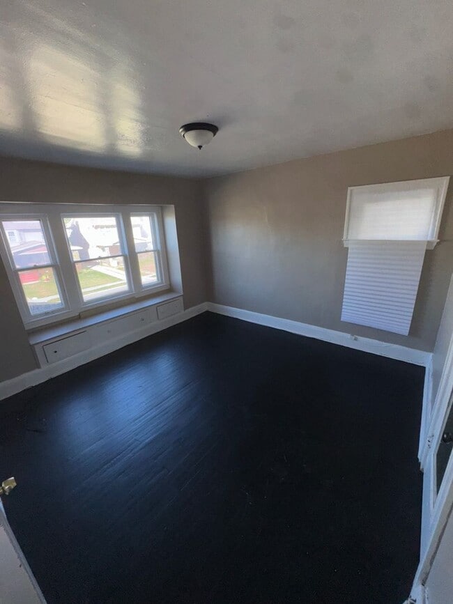 Building Photo - Charming 3-Bedroom Property in Prime Location (SECTION 8 VOUCHERS ACCEPTED)