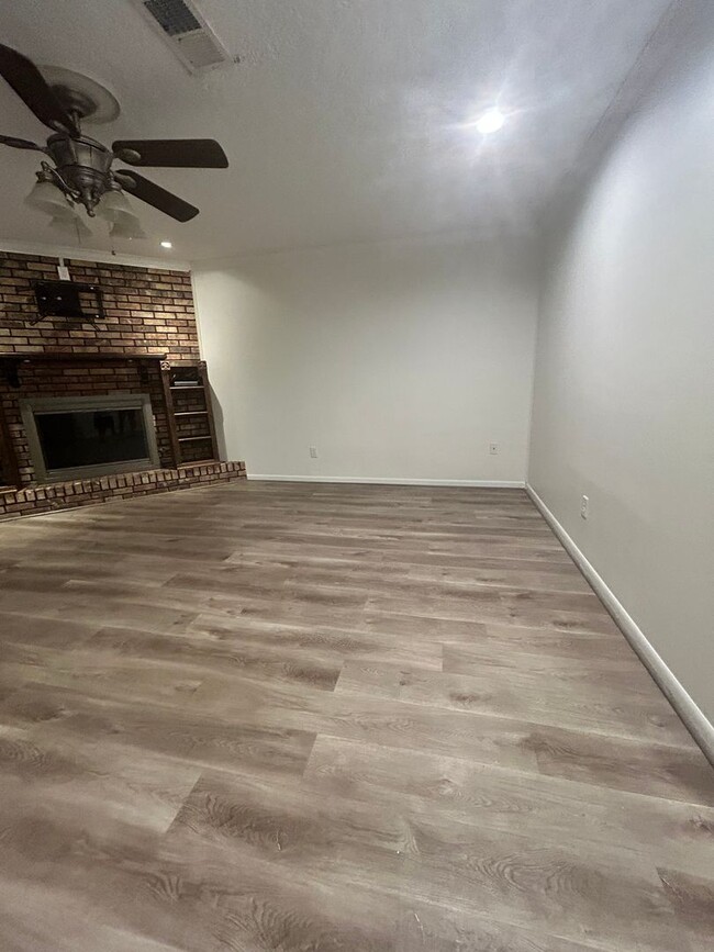 Building Photo - House For Rent | Sulphur