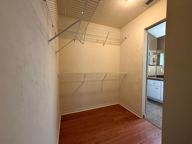 Building Photo - Pet Friendly 3/2 Home in Sorrento Available NOW!