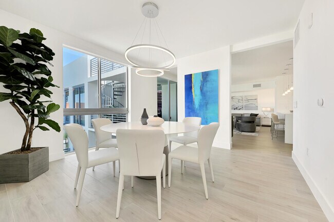 Building Photo - 111 SE 1st Ave