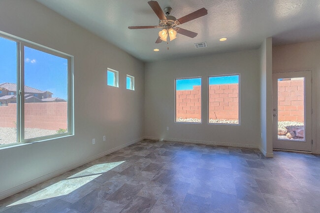 Building Photo - 4 Bedroom End Unit in Sienna Hills! Small Dog Friendly!
