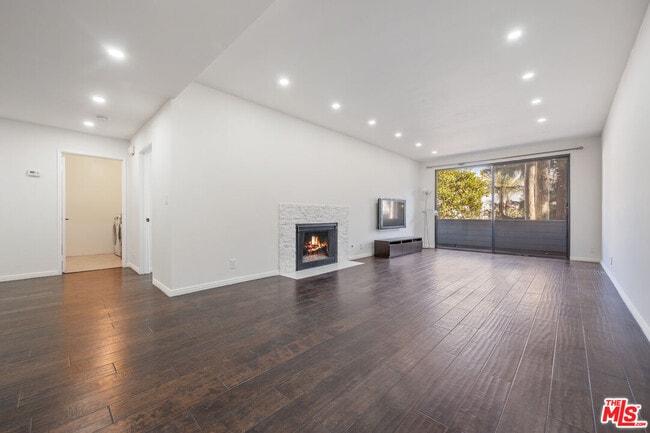 Building Photo - 310 Tahiti Way