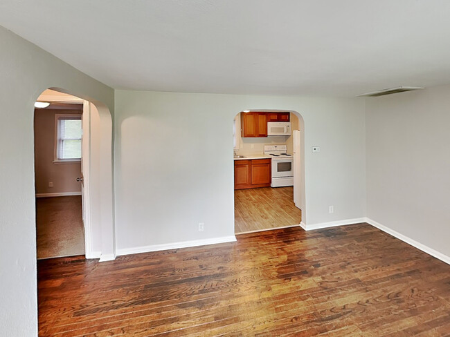 Building Photo - 14 Glenda Dr