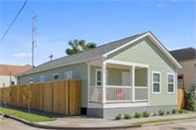 Building Photo - Renovated Central City Home with Open Floor Plan & Parking