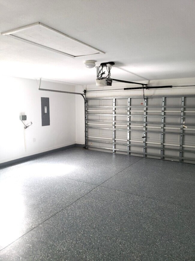 Building Photo - Beautiful home with Swimming Pool in the Hammocks. 4 bedroom 2 bath -Pool lawn service included!!!