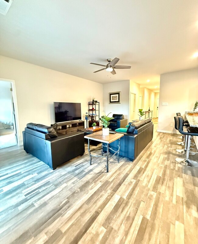Building Photo - 302 Del Monte Dr
