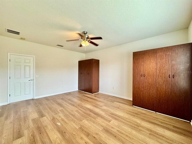 Building Photo - 9614 Oak Glade Ave