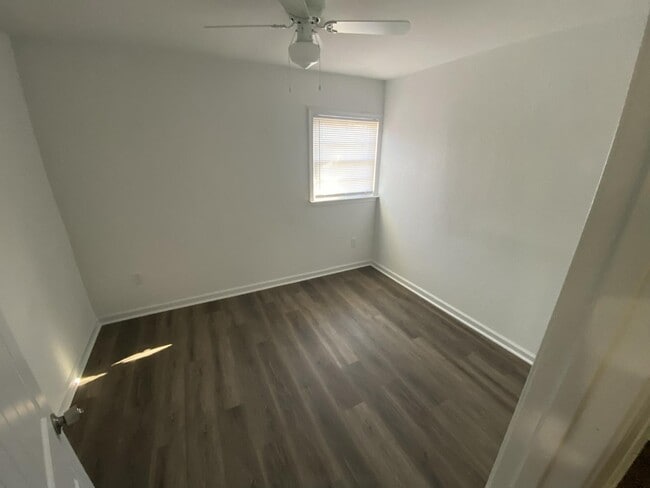 Building Photo - 1237 Lindsay Ave