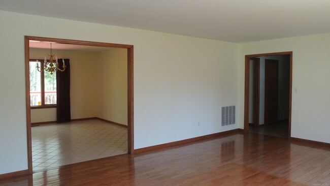 Building Photo - 302 Westwood Rd